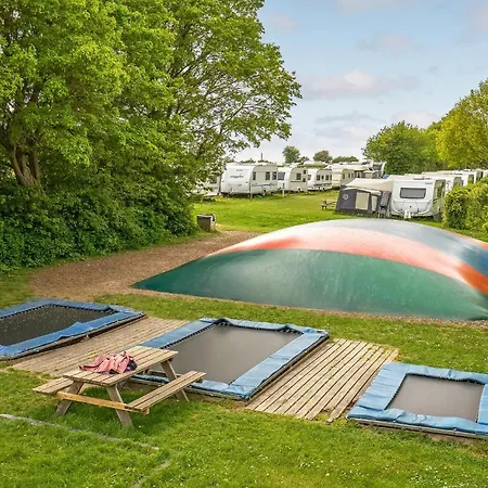 2 Bedroom Awesome In Holiday home *